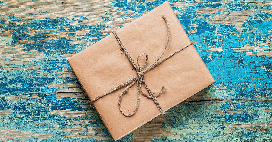 Wrapping party invitations make for a very unique way to help people remember your party.