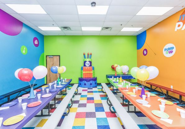 Pump It Up Metro Jackson MS private party room with picnic tables, balloons and inflatable throne for birthday kiddo to enjoy cake and pizza.